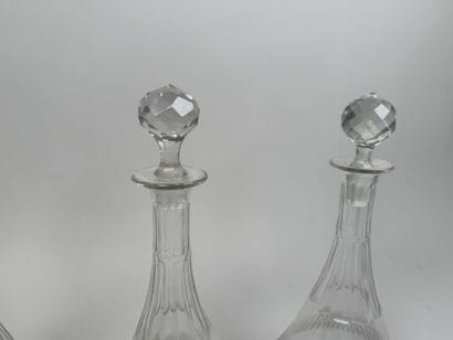 Série de 3 carafes en cristal à décor de...