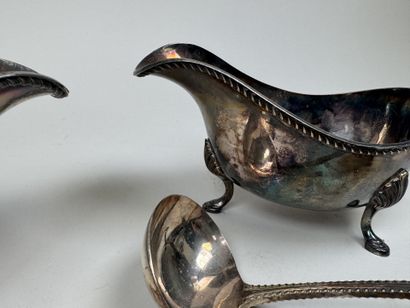Paire de saucières tripodes en métal argenté,...