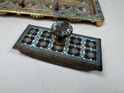 Nécessaire de bureau en bronze doré à décor...