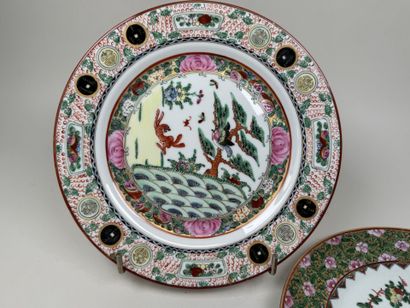 CHINE, XXe.
Deux assiettes en porcelaine...