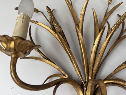 Applique en métal doré à deux bras de lumière...