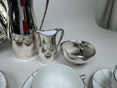 Lot comprenant :
- 3 pièces de service à...
