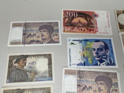 Collection de 12 billets.
(usures, petites...