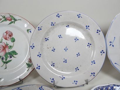 Lot de cinq assiettes en faïence.
XIXe et...