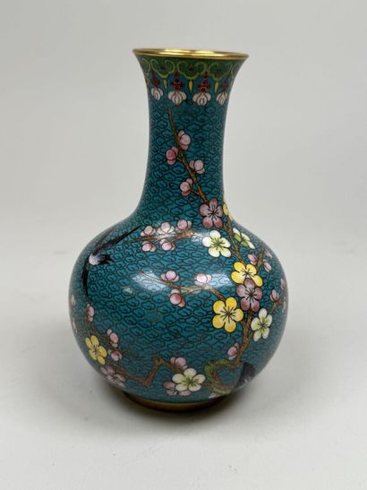 ASIE, XXe.
Vase balustre en émail cloisonné...