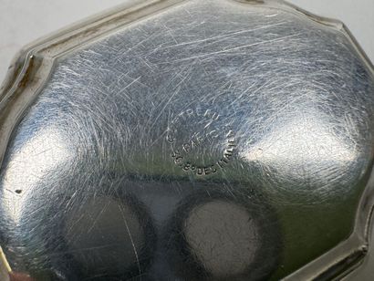 Petite boite pilulier en argent à décor d'un...