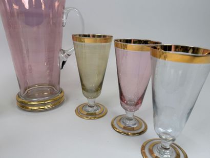 Partie de service à orangeade en verre coloré...