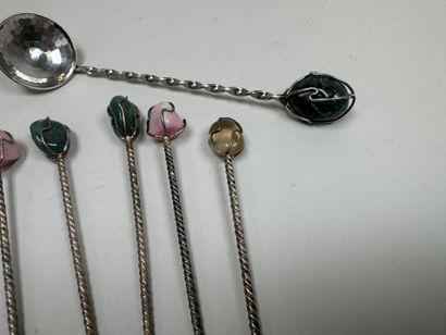 Six piques et une cuillère en métal et pierres...