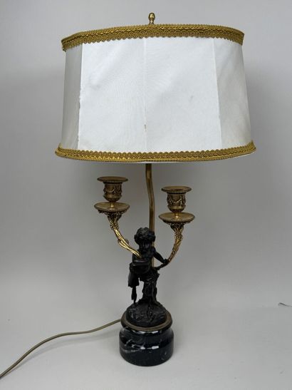 École, XXe.
Pied de lampe en bronze à deux...
