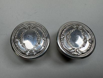Deux petites boites piluliers en argent à...