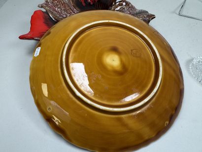 Small lot consisting of: 
- Ceramic leaf-shaped...
