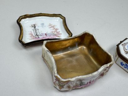 Trois petites boites piluliers en porcelaine...