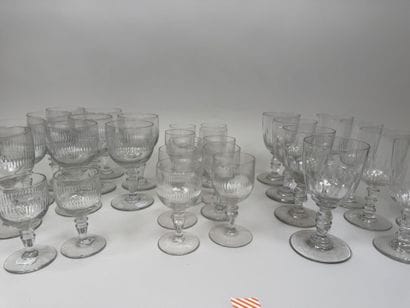 Divers verres en cristal et verre comprenant...