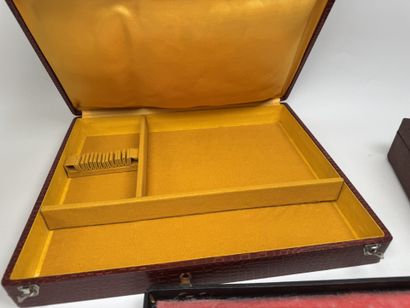 Silver-plated cutting set with metal accents...