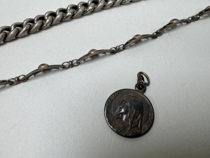 Deux bracelets et une médaille religieuse...