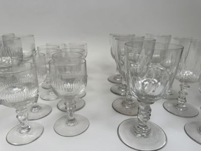 Divers verres en cristal et verre comprenant...