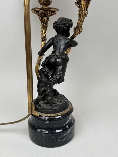 École, XXe.
Pied de lampe en bronze à deux...