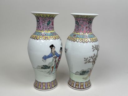 CHINA, 20th century.
Pair of baluster vases...