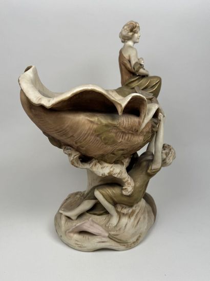 ROYAL DUX BOHEMIA.
Grande coupe en porcelaine...