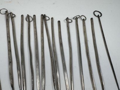 WISKEMANNE.
20 silver-plated skewers, including...