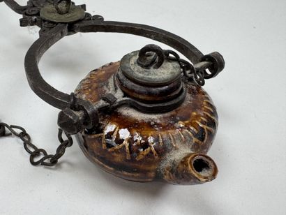 Petite lampe à huile en faïence polychrome,...