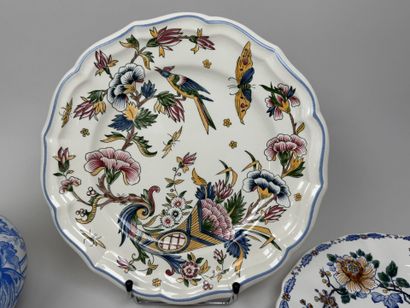 GIEN.
Lot en faïence polychrome comprenant...