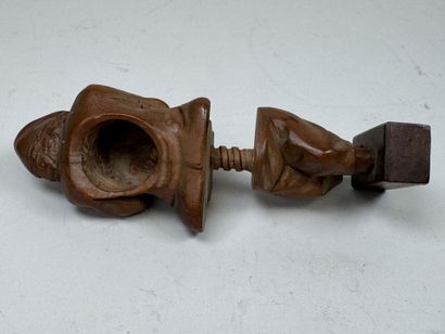 ART POPULAIRE.
Casse-noix en bois sculpté...