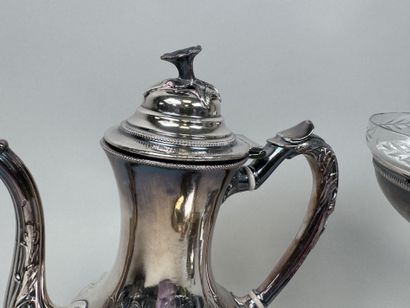 Silver plated set including:
- a pitcher...