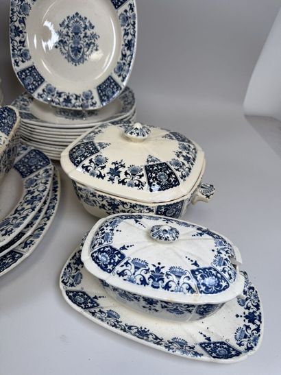 GIEN.
A large set of blue-and-white earthenware...