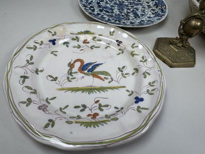 Lot en faïence polychrome comprenant :
-...