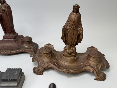 A collection of 11 desk inkwells with pen...