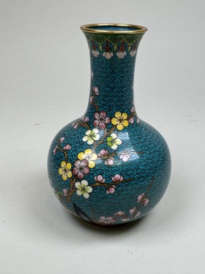 ASIE, XXe.
Vase balustre en émail cloisonné...