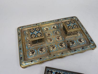 Nécessaire de bureau en bronze doré à décor...