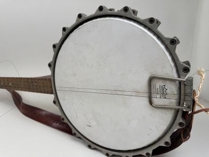 FRAMUS.
Banjo en bois et métal.
L. 97 cm.
(petites...