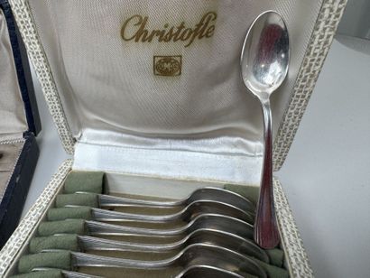 En coffret :
- CHRISTOFLE.
Série de 12 petites...