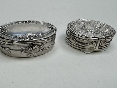 Deux petites boites piluliers en argent dont...