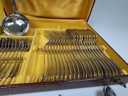 Partie de ménagère en métal argenté, modèle...