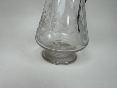 GALLIA.
Crystal ewer with an engraved design...