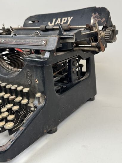 JAPY
Black lacquered cast-iron typewriter.
26...