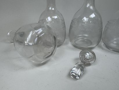 4 carafes en verre pouvant former 2 paires...