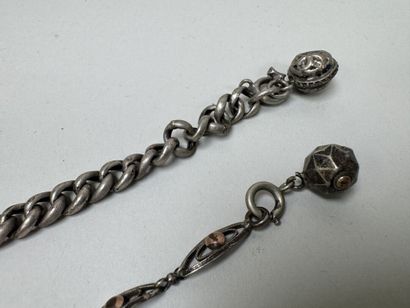 Deux bracelets et une médaille religieuse...