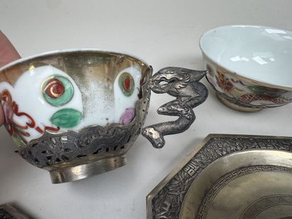 INDONESIE, XXe.
Lot en porcelaine polychrome...