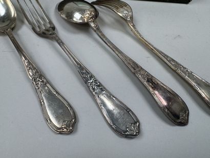Série de 12 couverts de table en métal argenté,...
