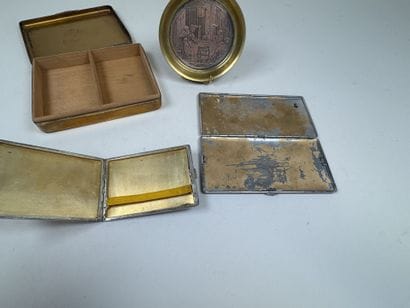 Petit lot comprenant :
- un étui à cigarettes...