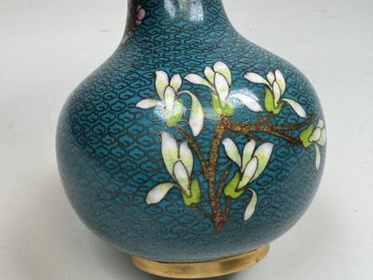 ASIE, XXe.
Vase balustre en émail cloisonné...