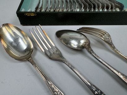 Série de 12 couverts de table en métal argenté,...
