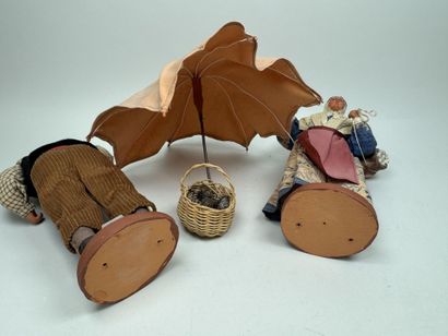 Deux grands santons en terre cuite et tissu.
Signés.
H....
