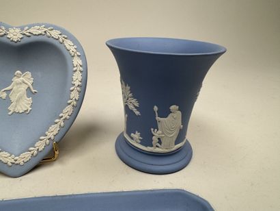 WEDGWOOD.
3 pièces de forme en porcelaine...