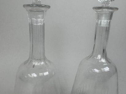 Paire de carafes en verre à décor strié.
H....