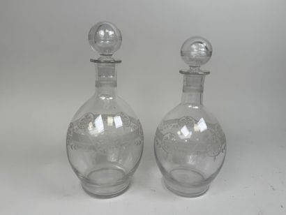 Deux carafes en verre à décor gravé de médaillons...